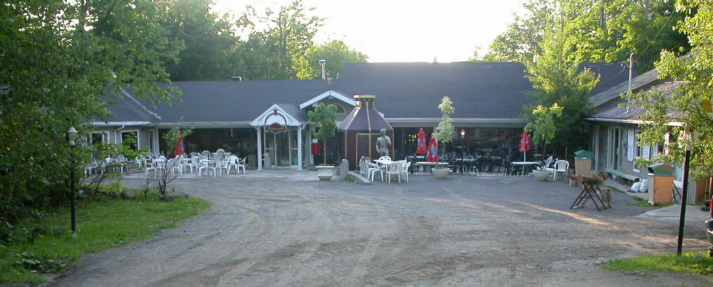 Vue de l'entrée et des installations de Méchoui International en Chaudière-Appalaches